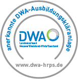 Verliehenes Logo der DWA für Ausbildungskläranlagen in Anerkennung aufgrund der Ausstattung entsprechend dem Stand der Technik sowie dem Engagement des Betriebspersonals